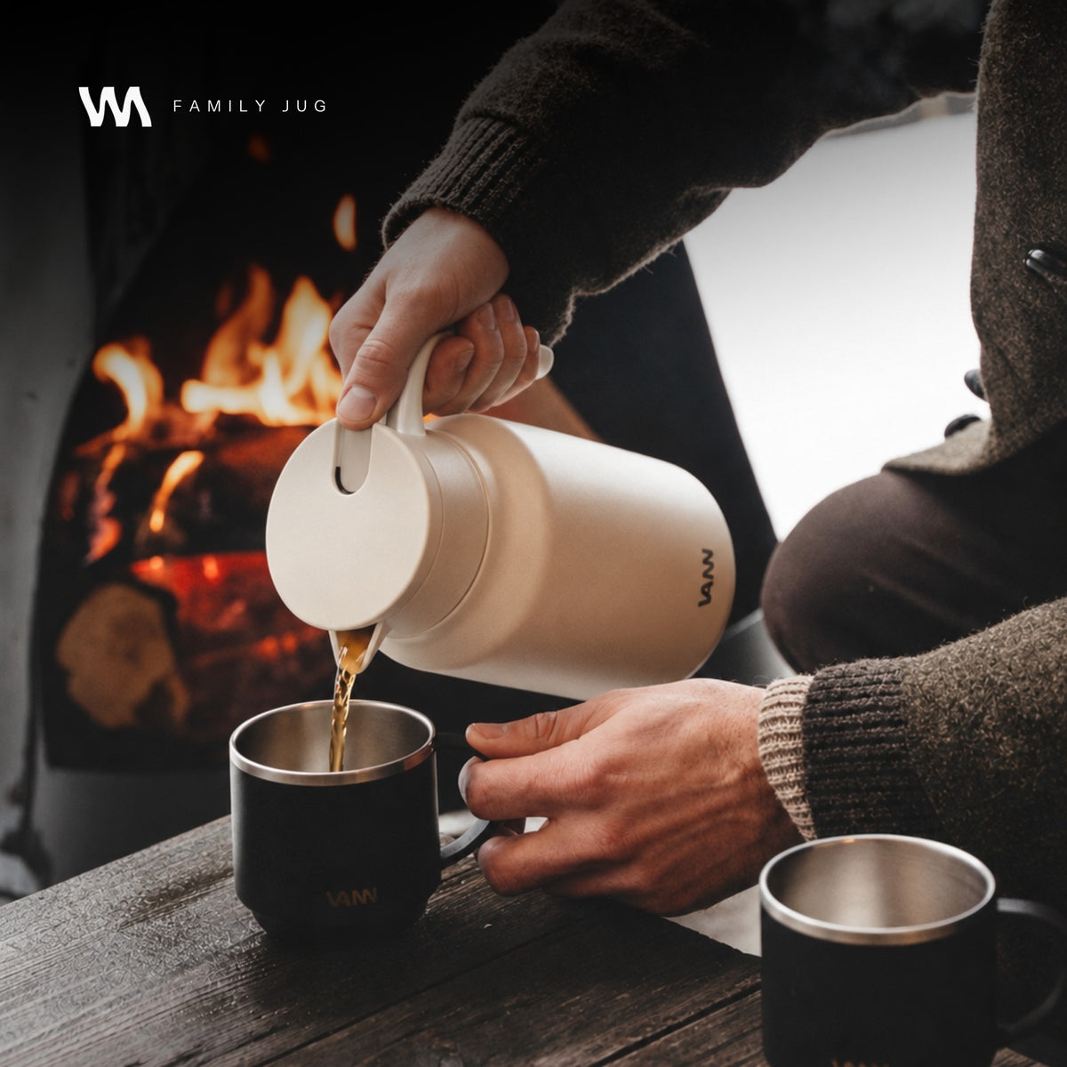 VANN Family Jug thermoskan schenkt koffie bij de open haard