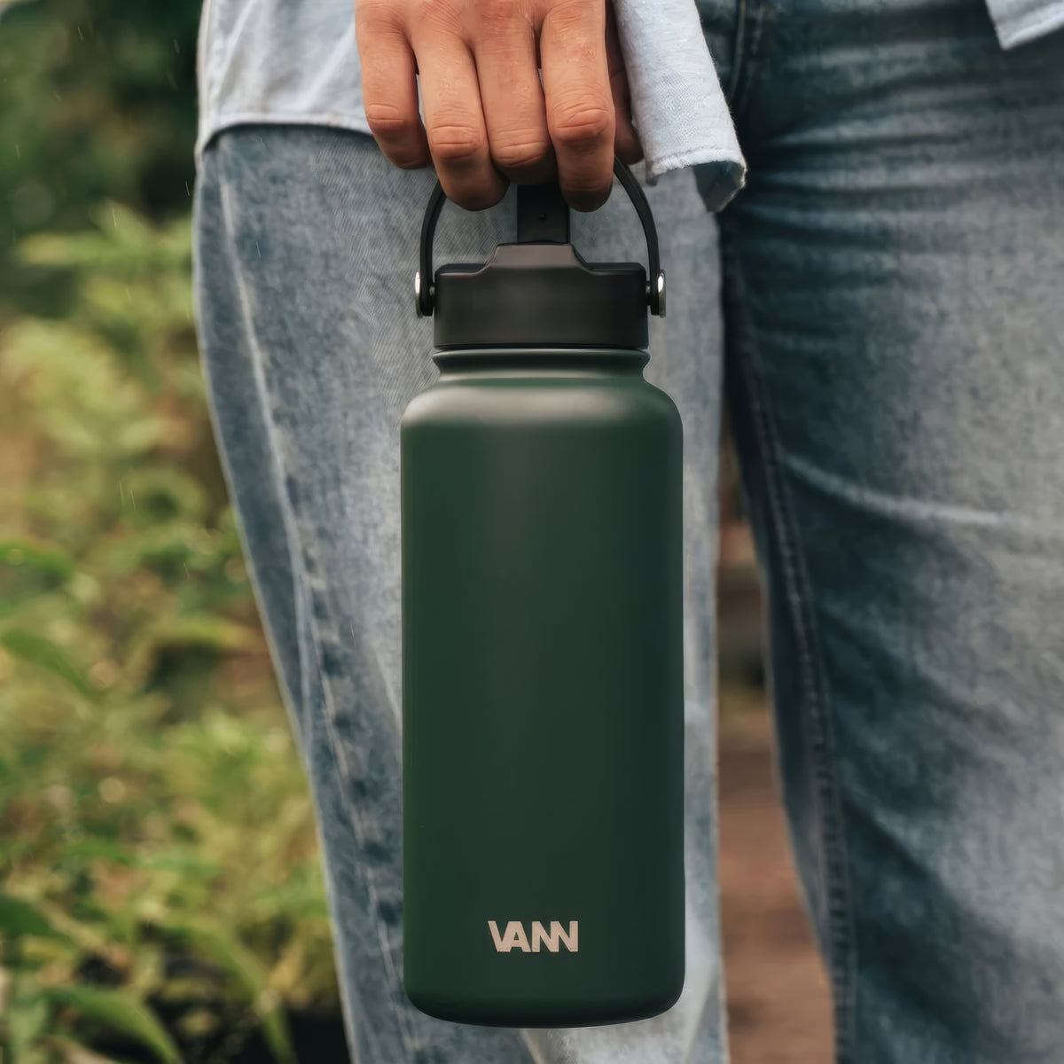 VANN Ultimate Bottle groene RVS drinkfles in de hand