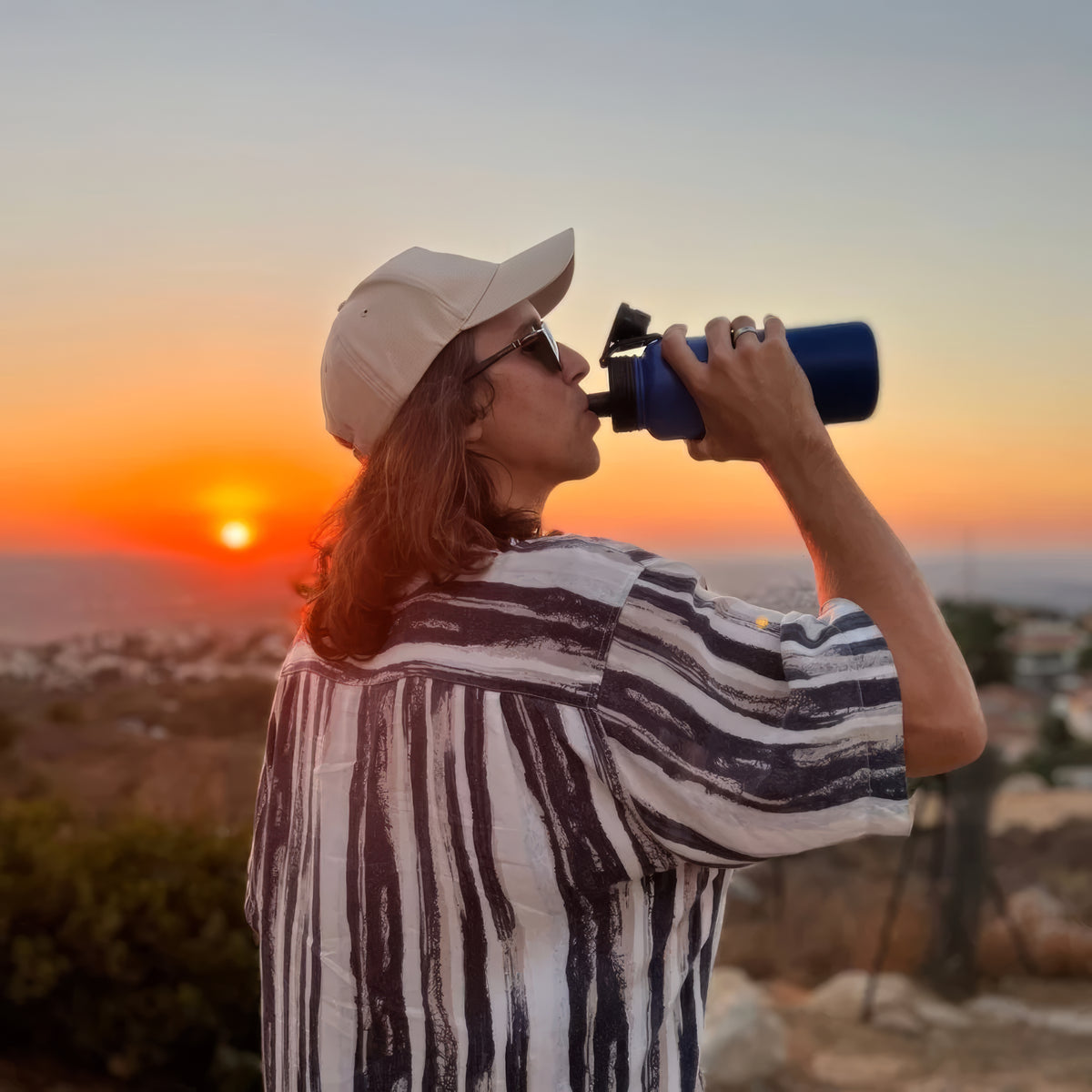 VANN Ultimate Bottle RVS drinkfles bij zonsondergang